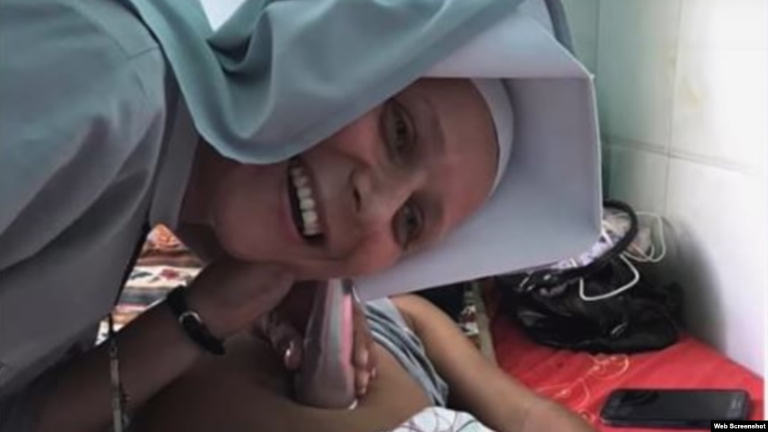 La monja polaca Filipa Bak atiende a una de las madres del "Proyecto Esperanza". (Video EWTN Noticias)