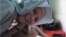 La monja polaca Filipa Bak atiende a una de las madres del "Proyecto Esperanza". (Video EWTN Noticias)