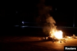 Los cubanos predieron fuego a la basura.