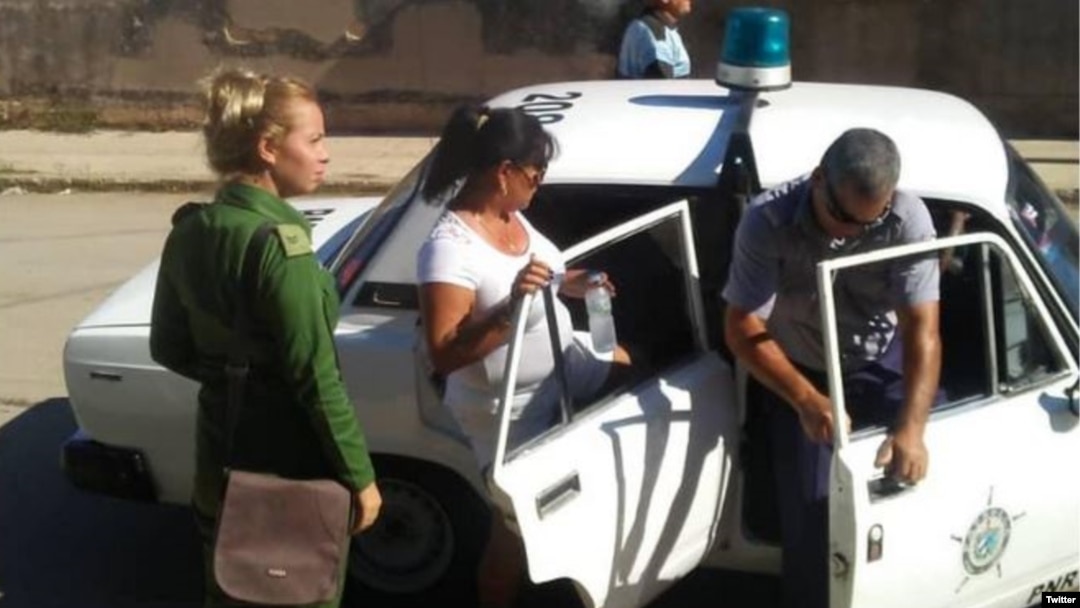 La policía política detiene a la Dama de Blanco Tania Echevarría, el pasado 15 de octubre, en Matanzas. 