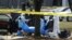 Trabajadores trasladan los cuerpos de los dos individuos que perpetraron un ataque ayer en Garland (Texas) contra una exposición de caricaturas de Mahoma, en Phoenix, Arizona (Estados Unidos), hoy, lunes 4 de mayo de 2015.