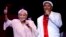 La cantante cubana Omara Portuondo (izq), durante su actuación esta noche acompañada por Orquesta Buena Vista Social Club.