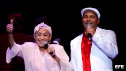 La cantante cubana Omara Portuondo (izq), durante una actuación acompañada por Orquesta Buena Vista Social Club.