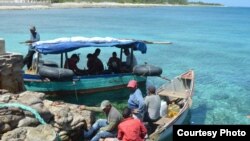 Balseros cubanos llegando a Islas Caimán.