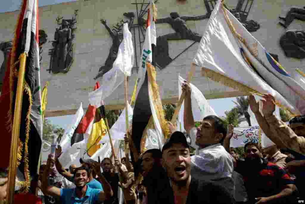 Manifestantes protestan hoy, miércoles 13 de septiembre de 2012, frente a la embajada de Estados Unidos en Kuwait, contra el vídeo sobre el profeta Mahoma, considerado blasfemo por los musulmanes. Alrededor de 500 personas se reunieron cerca a la sede di