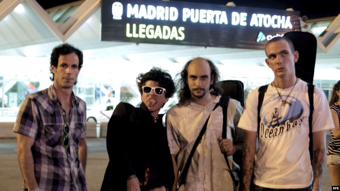 El grupo habanero Porno para Ricardo a su llegada a Madrid, donde cierra hoy una minigira europea que les ha llevado a Polonia, República Checa y Barcelona. 