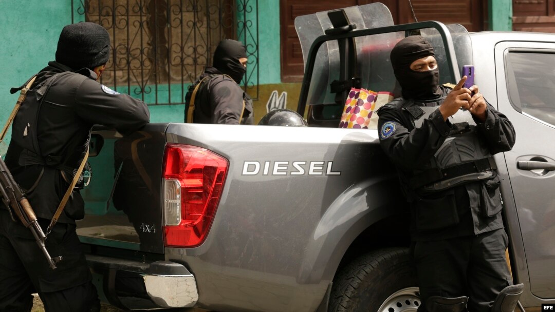 Policías patrullan en el barrio Sandino, en el municipio de Jinotega, donde otras seis personas perdieron la vida, víctimas de la violencia en Nicaragua. 