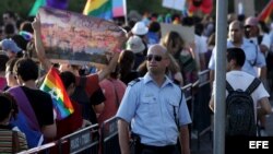 Un policía vigila cerca del Parlamento israelí (Knesset), durante el desfile del orgullo gay celebrado en Jerusalén, Israel. 