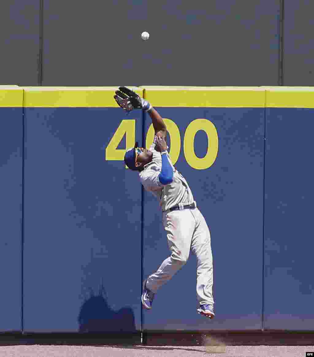 Yasiel Puig en el jardín central contra los Bravos de Atlanta. 