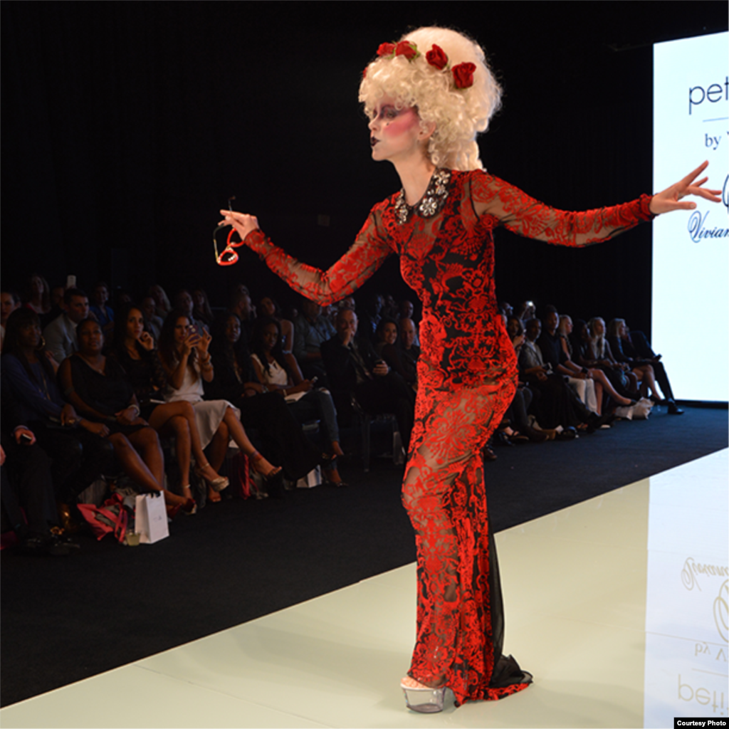 Vestido de Viviana Gabeiras, diseñadora de la línea femenina de moda Petit Pois, galardonada como Mejor diseñadora del Año, por "Women in the Arts". 