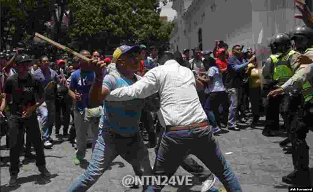 Imágenes filmadas por el canal NTN24 de las agresiones de oficialistas a partidarios de Leopoldo López.