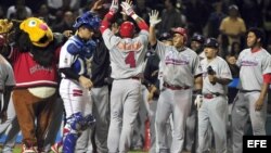 Jugadores de R. Dominicana celebran su anotación ante México martes 5 de febrero de 2013