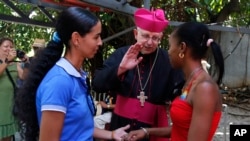 FOTO ARCHIVO. El Reverendo Roger LaRade de la Iglesia Católica Eucarística de Canadá bendice a una pareja de lesbianas en La Habana, Cuba, el 9 de mayo de 2015. (Foto AP/Desmond Boylan)