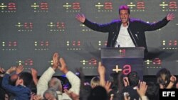  El candidato opositor del Frente Renovador Sergio Massa (d) festeja los resultados electorales en la sede del comando de su campaña en la localidad de El Tigre, provincia de Buenos Aires. 