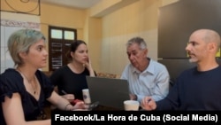 Periodistas de La Hora de Cuba en una reunión editorial. 