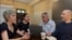 Periodistas de La Hora de Cuba en una reunión editorial. 