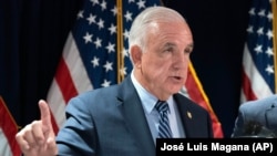 Congresista republicano Carlos Giménez habla en una conferencia de prensa en el Capitolio, el 14 de julio de 2026. 
