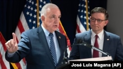 El congresista republicano Carlos Giménez habla en una conferencia de prensa en el Capitolio, el 14 de julio de 2026. 