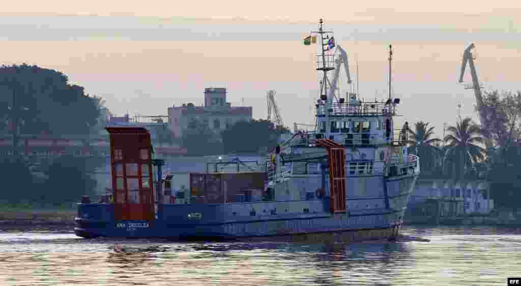 Vista del barco estadounidense "Ana Cecilia" en su llegada a La Habana con carga humanitaria.