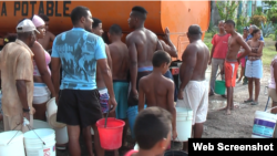 Cubanos hacen largas colas para abastecerse de agua potable en La Habana, ante la escasez y los prolongados cortes en el suministro (Imagen de referencia).