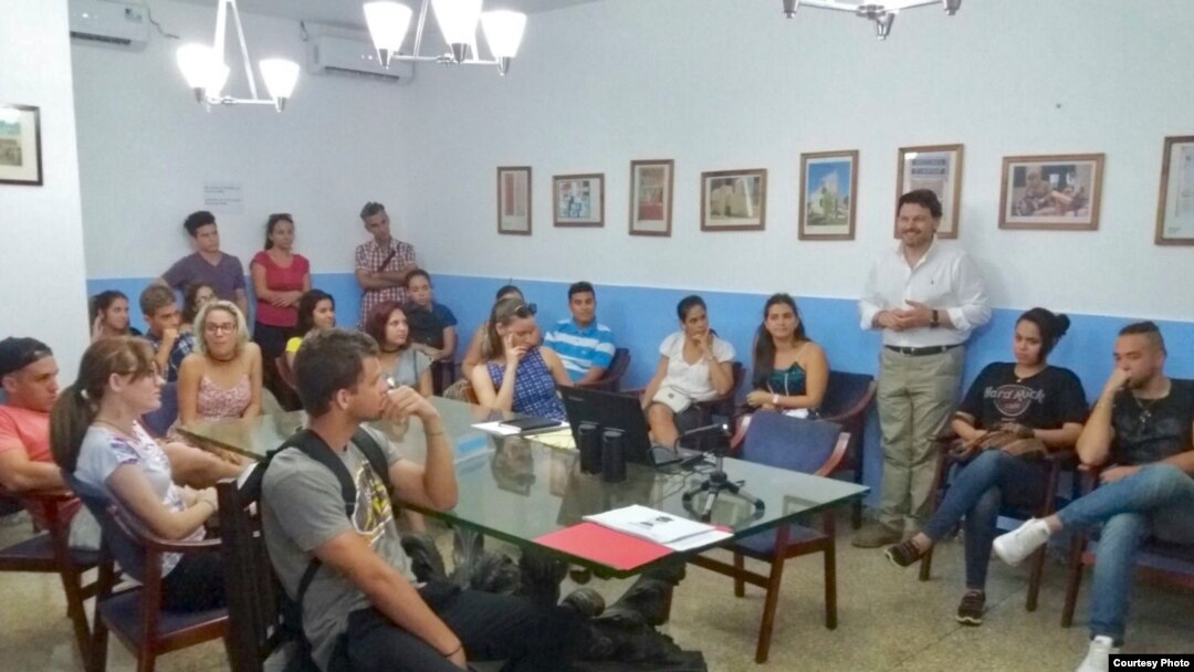 Encuentro del enviado de Galicia con jóvenes cubanos de ascendencia gallega