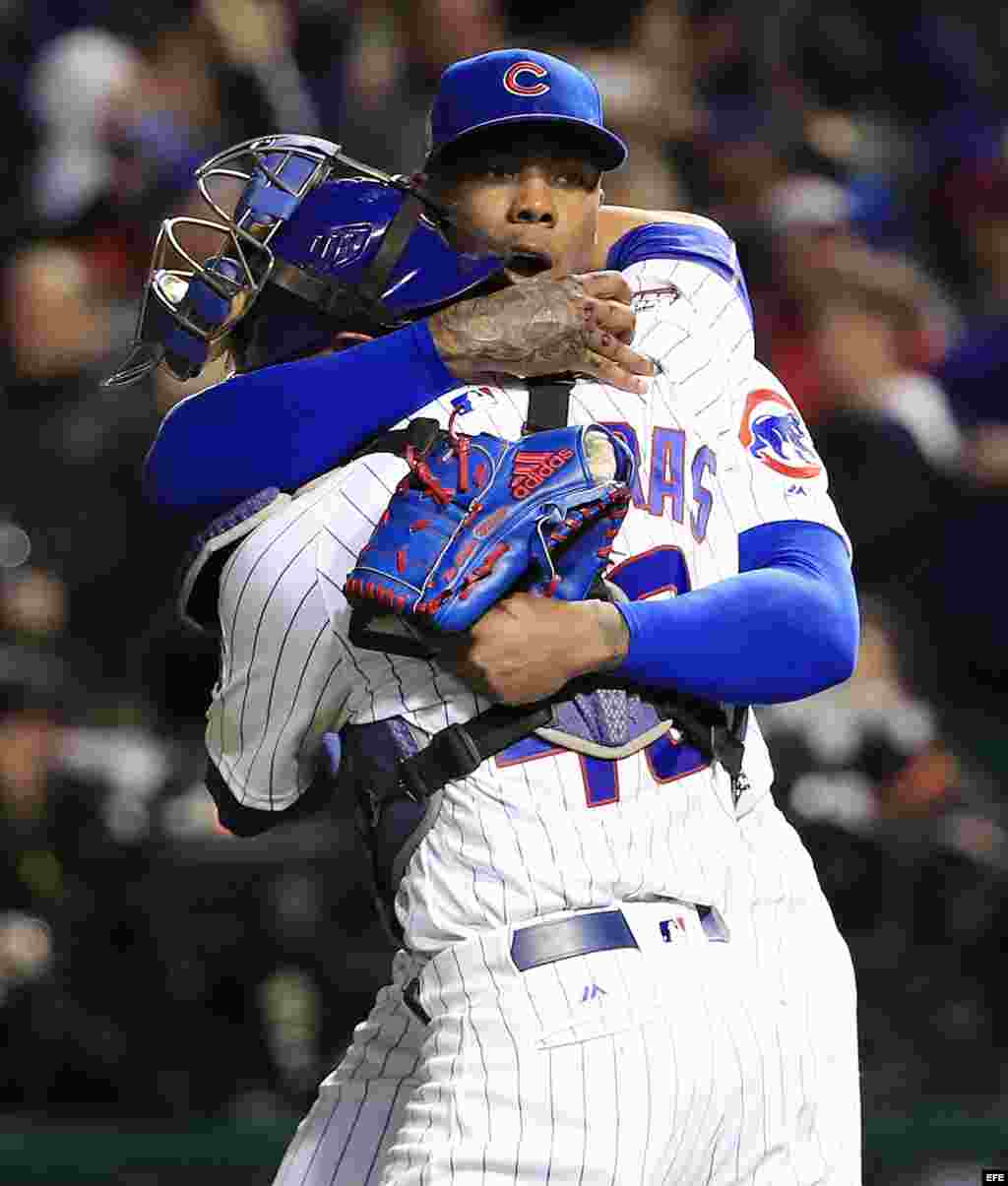 Abrazo final del pitcher Aroldis Chapman con el catcher Contreras celebrando la victoria de los Cachorros.