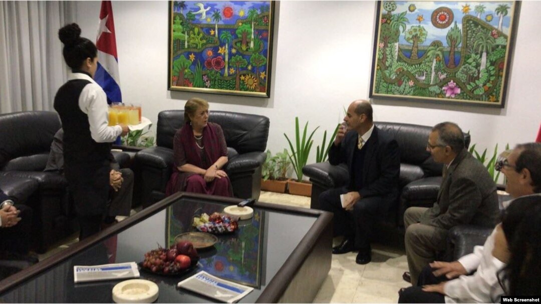 Bachelet a su llegada a La Habana, recibida por el viceministro de Relaciones Exteriores, Rogelio Sierra.