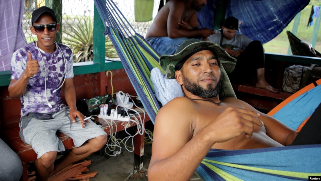 Migrantes cubanos en el campamento improvisado en Surinam.
