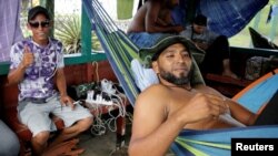 Migrantes cubanos en el campamento improvisado en Surinam.