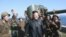  Kim Jong-un (c) rodeado de soldados norcoreanos. 