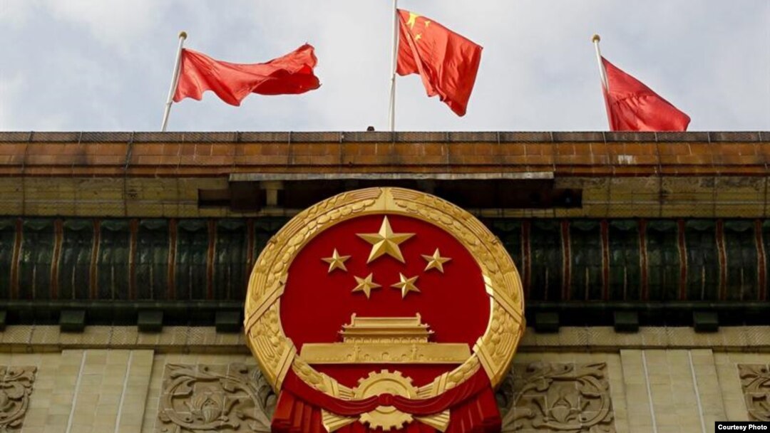 El emblema del Partido Comunista decora la entrada del Gran Palacio del Pueblo durante el segundo día del XVIII Congreso del Partido Comunista de China (PCChn), en Pekín, China.