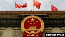 El emblema del Partido Comunista decora la entrada del Gran Palacio del Pueblo durante el segundo día del XVIII Congreso del Partido Comunista de China (PCChn), en Pekín, China.