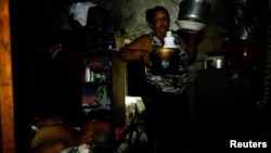 Los apagones se extienden durante horas cada día, convirtiendo la vida del cubano, ya díficil, en insoportable, aseguran residentes en la isla.