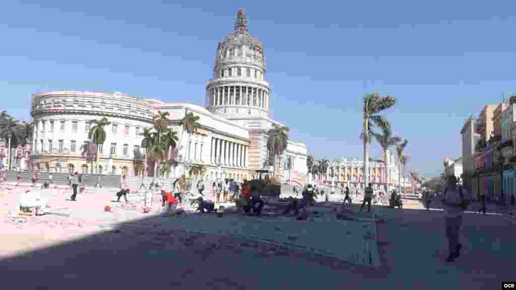 Trabajadores de la construcción ponen adoquines frente al Capitolio.