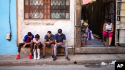 FOTO ARCHIVO. Cubanos revisan la Internet desde sus celulares. Los estafadores de trámites migratorios a EEUU a menudo usan las redes sociales, el correo electrónico o hacen llamadas telefónicas para llevar a cabo sus fraudes. 