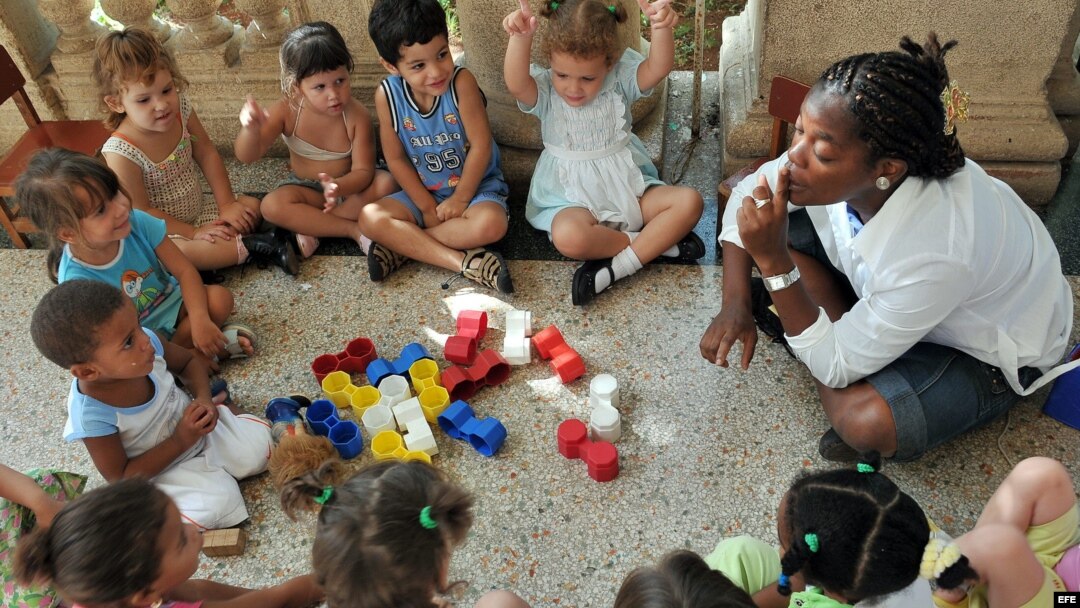 Una maestra juega con varios niños en un círculo infantil en La Habana.