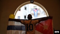 Miles de devotos católicos son vistos hoy, martes 8 de septiembre de 2015, durante la veneración a la Virgen de la Caridad del Cobre, patrona de la isla, en una procesión en la que pidieron "paz y amor". EFE