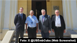 Rob Allison se reunió con el Cardenal Juan de La Caridad y el Obispo Arturo Gonzalez, acompañado de jefe de Misión Mike Hammer. 