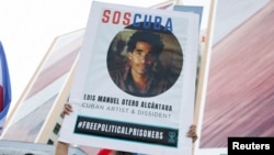 Un cartel en Los Angeles durante la Cumbre de las Américas, en apoyo al artista cubano Luis Manuel Otero Alcántara. (Reuters/Daniel Becerril).