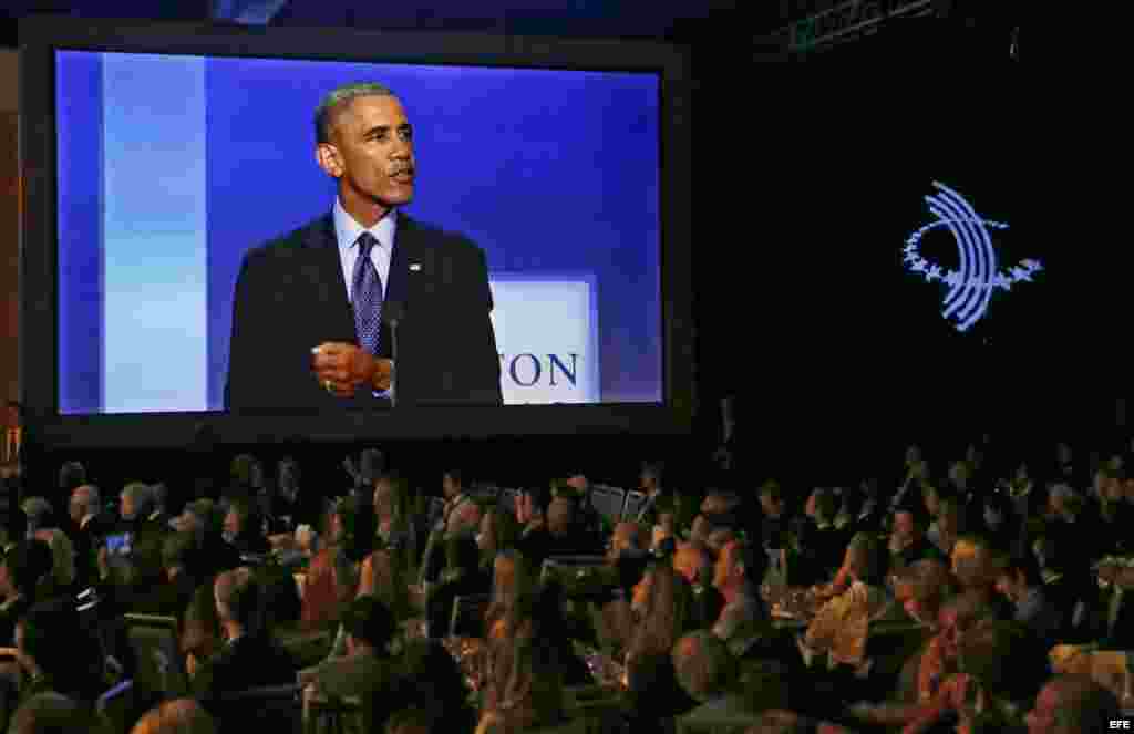 El presidente estadounidense, Barack Obama (en la pantalla), habla durante un evento de la Iniciativa Global Clinton, en Nueva York (EE.UU.)