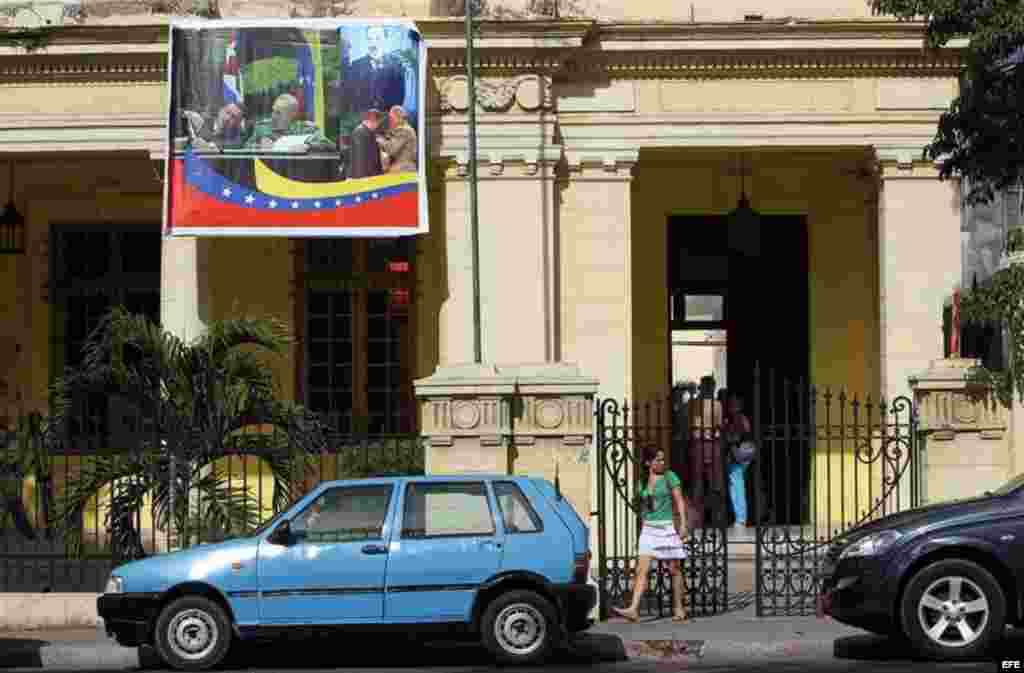 Un cartel con la imagen del presidente de Venezuela, Hugo Chávez y Fidel Castro ondea en la fachada de la Casa del Alba Cultural el lunes 7 de enero de 2013, en La Habana.