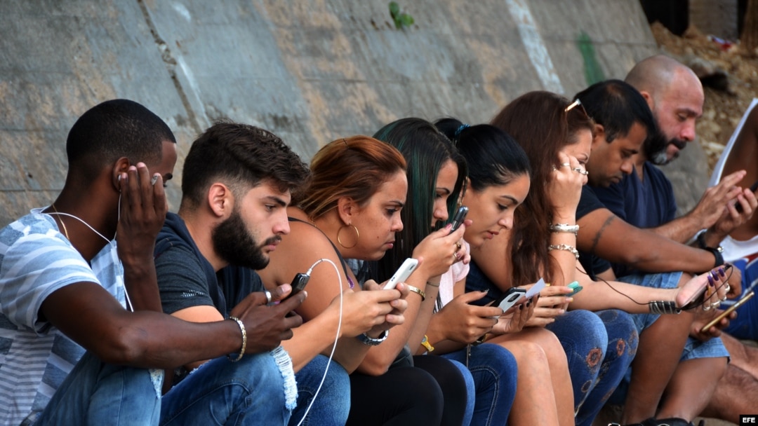  Varias personas se conectan a internet en La Habana. (Archivo)