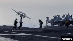 El USS Abraham Lincoln lleva a cabo operaciones de vuelo durante la Operación Furia Épica. Reuters