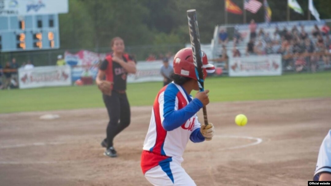 Una jugadora del equipo de softbol de Cuba al bate durante el Torneo Abierto de Canadá celebrado en 2015 en Surrey, Columbia Británica.