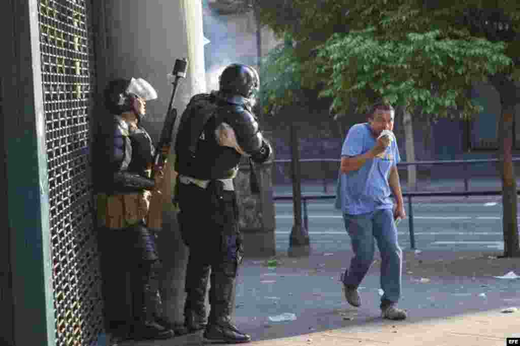Tras dispersar a los manifestantes, unos 200 uniformados volvieron a ocupar Plaza Altamira mientras otros agentes antimotines seguían lanzando gas en el casco de Chacao a manifestantes que bloqueaban calles.