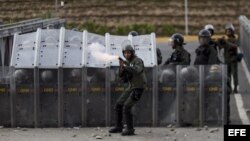 Miembros de la Guardia Nacional Bolivariana (GNB) durante enfrentamientos con manifestantes opositores . 