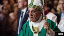 El Papa oficia misa en la Madison Square Garden de Nueva York. EFE
