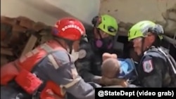 Rescatistas de EEUU encuentran con vida a un bebé entre los escombros de un edificio colapsado por los sismos en Venezuela. 