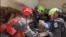 Rescatistas de EEUU encuentran con vida a un bebé entre los escombros de un edificio colapsado por los sismos en Venezuela. 