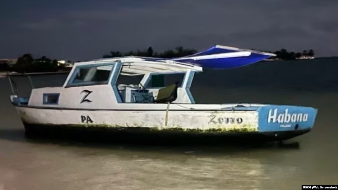 Un grupo de 43 inmigrantes cubanos llegó a los Cayos de Florida este martes, 17 de septiembre de 2024, en este pequeño barco de madera. (Guardia Costera de EEUU)